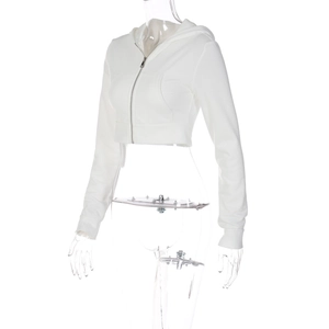 Detalle de cerca de una sudadera corta blanca con capucha, cremallera frontal y mangas largas