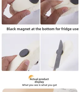 Détail de la base magnétique du jouet gâteau à la crème montrant sa fixation au frigo