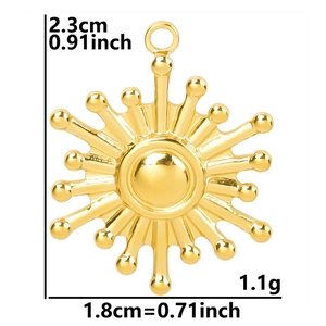 Detailed size chart of gold sun charm showing 2.3cm height and 1.8cm width dimensions