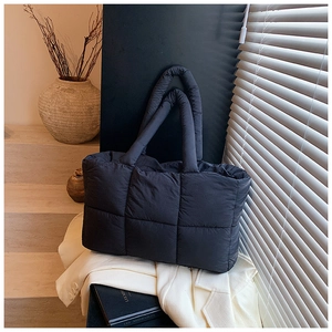 Detailweergave van de gewatteerde shopper met zachte vulling en stevige hengsels