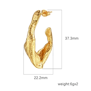 Boucles d'oreilles irrégulières en forme de C dorées 18K avec design abstrait