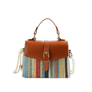 Borsa a tracolla intrecciata multicolore boho con dettagli in pelle marrone e tracolla in corda