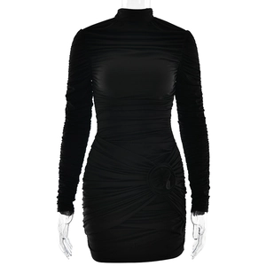 Robe courte noire moulante à manches longues avec col montant et détails froncés