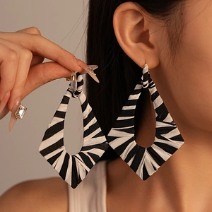 Orecchini Geometrici In Tessuto Avvolto Rombo Con Perno In Argento Lega Colore A Contrasto Retro