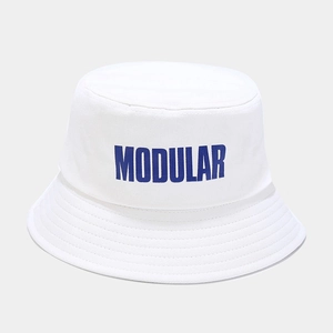 Dettaglio ravvicinato del cappello da pescatore in tela bianca con ricamo MODULAR blu