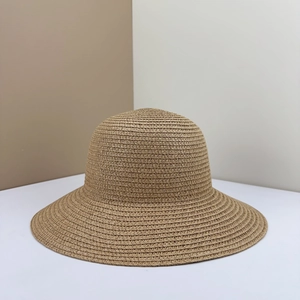 Dettaglio della trama naturale intrecciata e dell'artigianalità del cappello di paglia