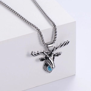Collier avec pendentif tête de cerf élan en turquoise bleue et acier argenté