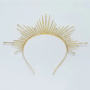 Couronne halo dorée avec rayons de soleil et strass brillants sur fond blanc pur