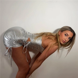 Detailansicht der silbernen Kordelzug-Raffung an einem eng anliegenden Minikleid