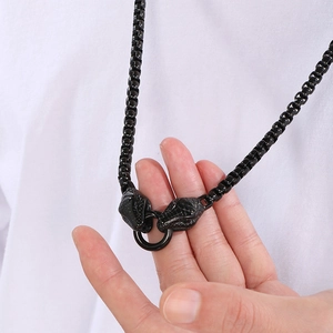 Detail der Hip-Hop-Vierkantperlenkette mit Doppelschlangenkopf-Anhänger am Modell
