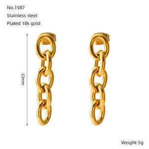 Vue détaillée de boucles d'oreilles longues en acier plaqué or 18 carats avec mesures