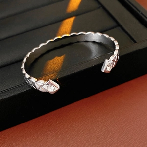 Vue détaillée du bracelet jonc argenté avec motif matelassé et pierre de zircone