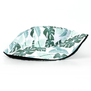 Détail de l'imprimé feuilles de palmier tropical sur chapeau bob blanc avec doublure