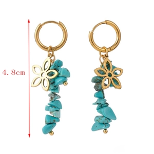 Vue détaillée des boucles d'oreilles bohèmes de 4,8cm avec pierres bleues et fleurs