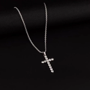 Collier croix en titane argenté poli avec zircons et chaîne en corde torsadée