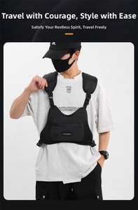 Details der stylischen schwarzen taktischen Brusttasche für Herren, ideal für Streetwear.