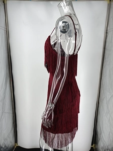 Seitenansicht des weinroten Quastenkleids mit mehrlagigen Fransen und hochwertiger Textur