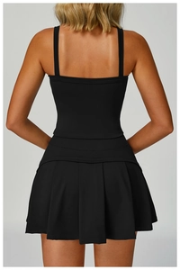 Vista trasera de un vestido de tenis negro sin mangas con falda plisada y tirantes