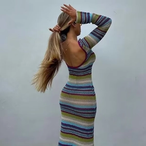 Eng anliegendes gestreiftes Strickkleid mit Rückenausschnitt und langen Ärmeln