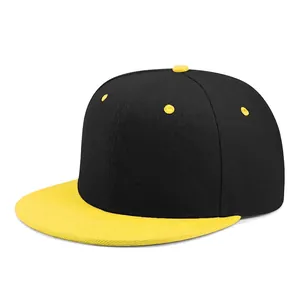 Vista laterale del cappellino hip hop bicolore nero con visiera piatta gialla