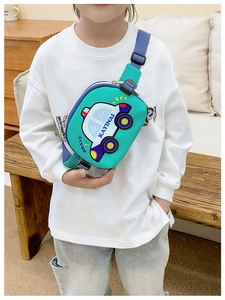 Détail du sac de poitrine vert pour enfants avec voiture de police et sangle réglable