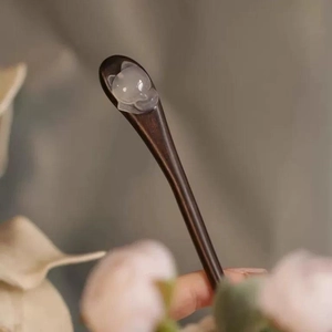 Épingle à cheveux en bois foncé avec chat en jade blanc pour coiffures Hanfu
