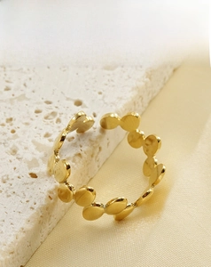 Détail de la bague en acier inoxydable plaqué or 18k avec design unique de disques ronds
