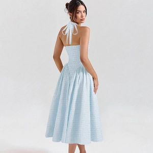 Detailansicht hellblaues Halterneck-Maxikleid mit rückenfreiem Design und offenem Rücken