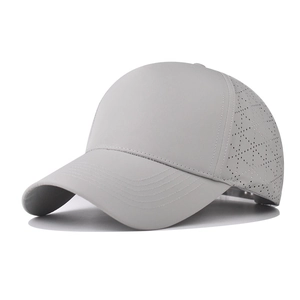 Cappellino sportivo grigio chiaro impermeabile e traspirante con fori di ventilazione
