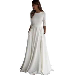 Robe de mariée minimaliste blanche en satin à manches longues avec col rond et poches
