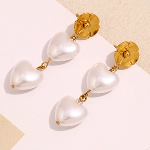 Elegante 18K vergoldete Blumenohrstecker mit gestuften weißen Herzperlen-Anhängern