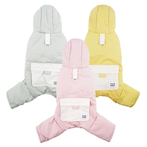 Manteau à quatre pattes pour chien avec capuche et anneau de laisse en trois coloris