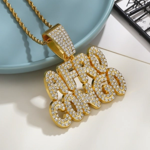 Collana hip hop da uomo dorata con grande ciondolo a lettera ghiacciato su bianco