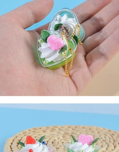 Détail macro d'un porte-clés gâteau à la crème en forme de cœur avec pendentif Love doré