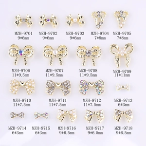 Lot de 18 charmes de nail art en forme de nœud doré avec perles et strass variés