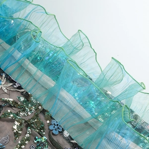 Détail de broderie florale bleu sarcelle avec paillettes sur mesh pour robe en dentelle