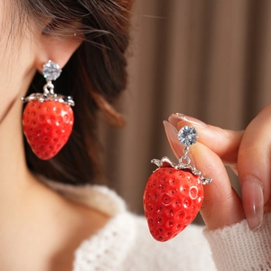 Orecchini a fragola in resina con strass scintillanti e foglie d'argento per donna