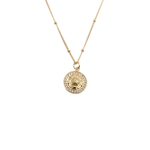 Collier doré avec pendentif tête de lion et cercles de zircons au style épuré