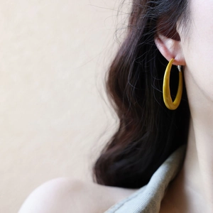 Orecchini a cerchio geometrici giallo brillante con finitura lucida da donna
