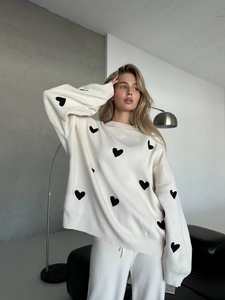 Maglione in maglia oversize bianco con motivi a cuori neri e maniche a spalla bassa