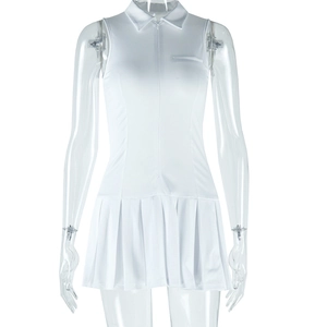Dettaglio dell'abito da tennis bianco senza maniche con colletto a polo e gonna a pieghe