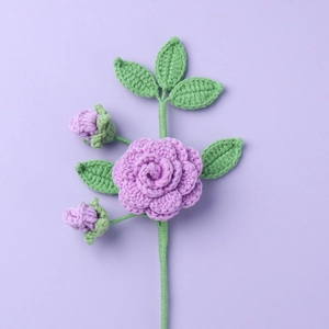 Ramo di camelia viola fatto a mano all'uncinetto con fiori sbocciati e boccioli