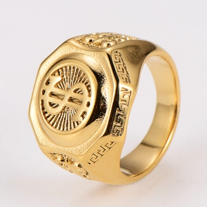 Vue macro de la bague Viking dorée avec signe dollar en relief et motifs de méandres grecs