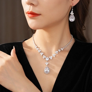 Modella che indossa un set di collana e orecchini in zircone stile vintage francese