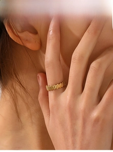 Vue détaillée de la bague ajustable plaquée or 18K avec texture cylindrique sur la main