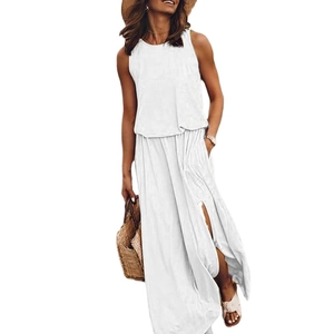 Detail van de witte tweedelige set met mouwloze top en maxi-rok met zijsplit