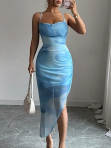 Détail d'une robe bleue à imprimé marbre avec fronces latérales et maille légère