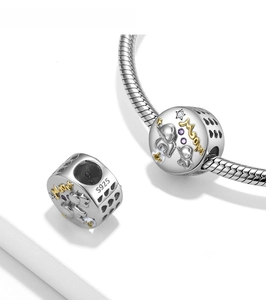 Makro-Detail von S925 Sterling Silber Mom Charm mit Goldakzenten für DIY-Armbänder
