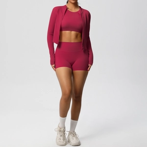 Dettaglio completo del set fitness donna 3 pezzi con pantaloncini e giacca con zip
