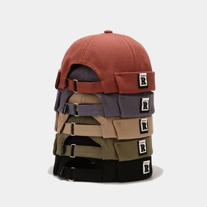 Pile di eleganti berretti docker senza tesa con toppe a lettera R in cinque colori di tendenza